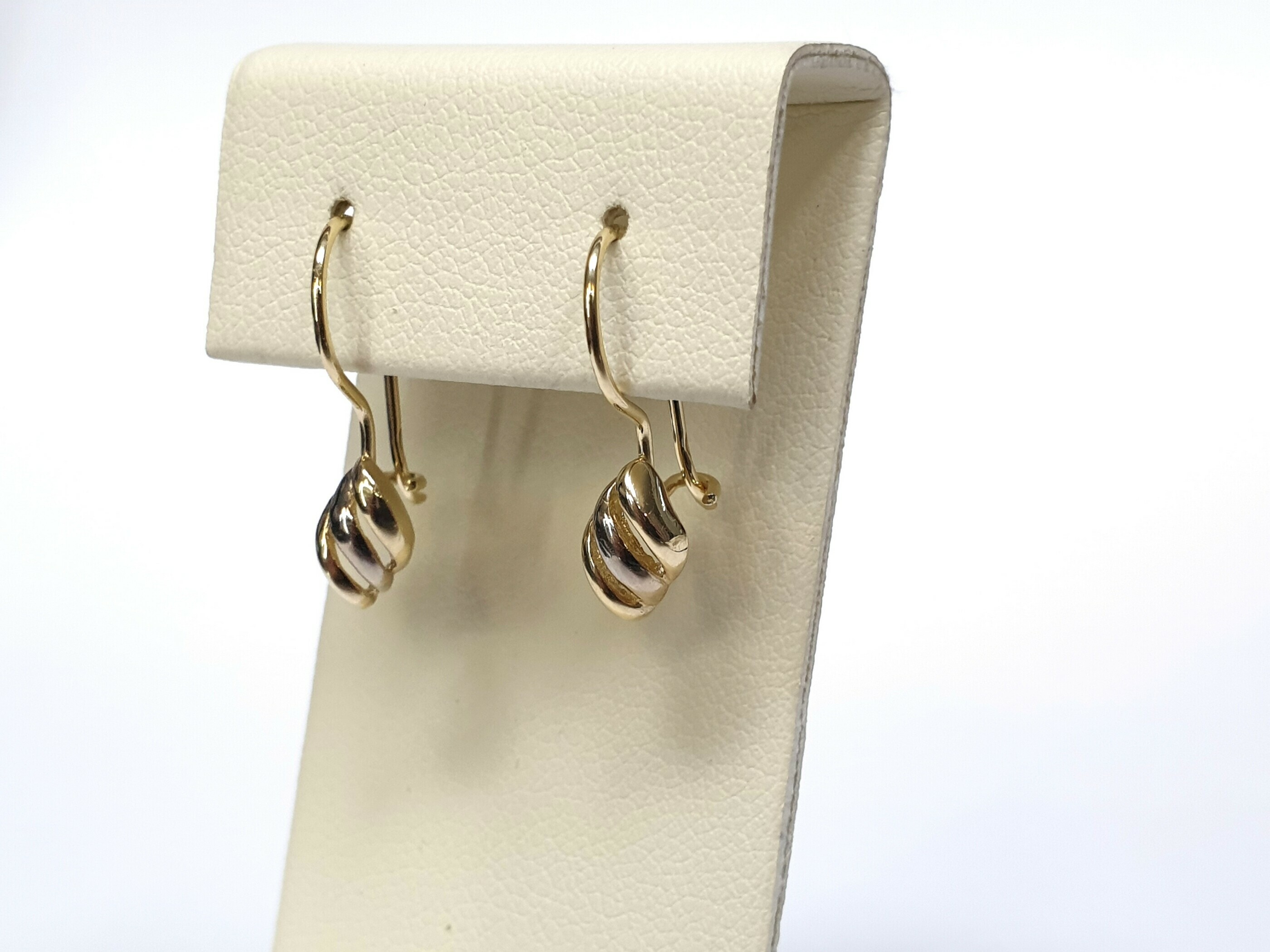 zlote-kolczyki-rodzaj-bigla-zamkniety