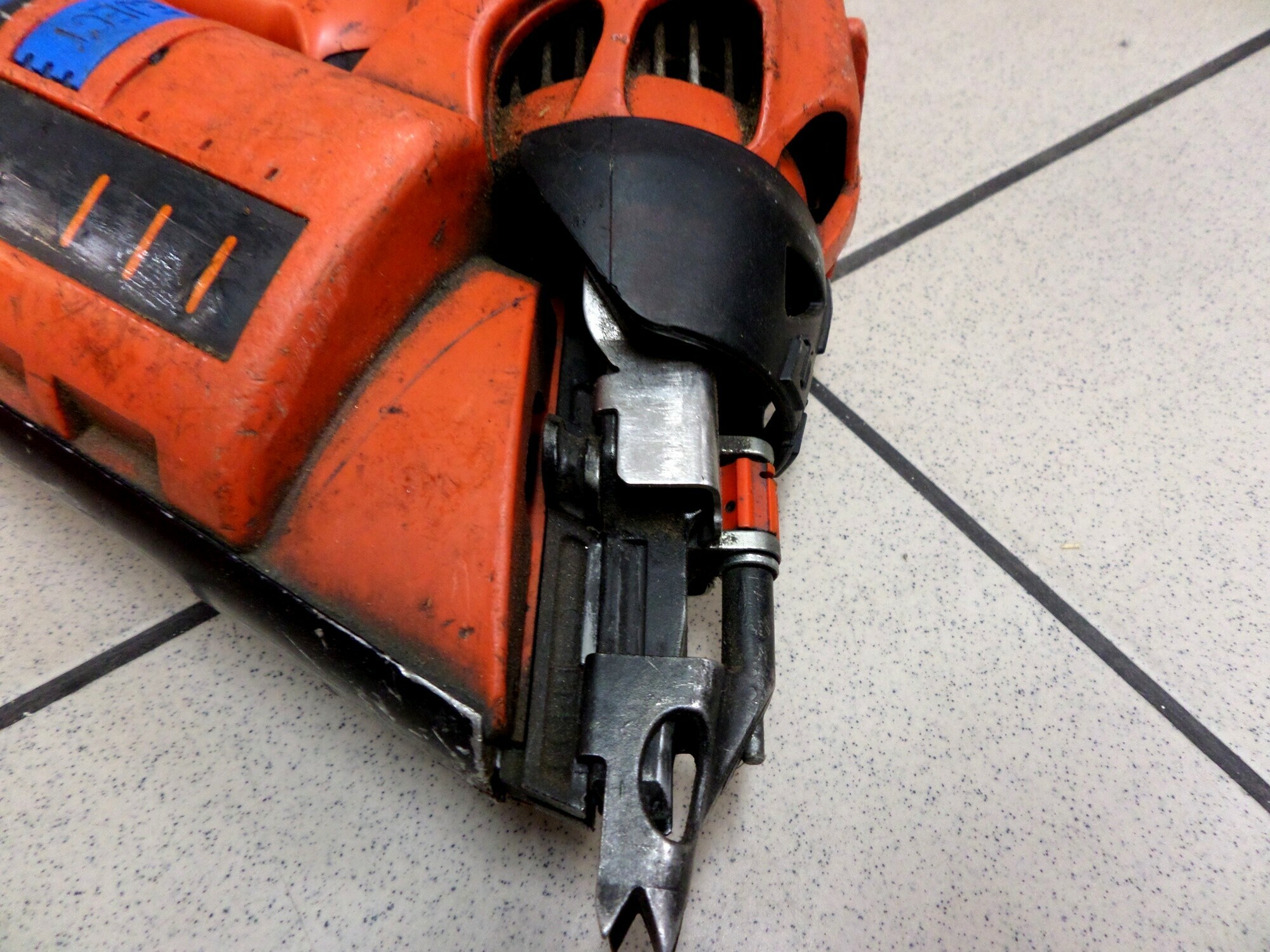 gwozdziarka-paslode-im90i-zasilanie-akumulatorowe