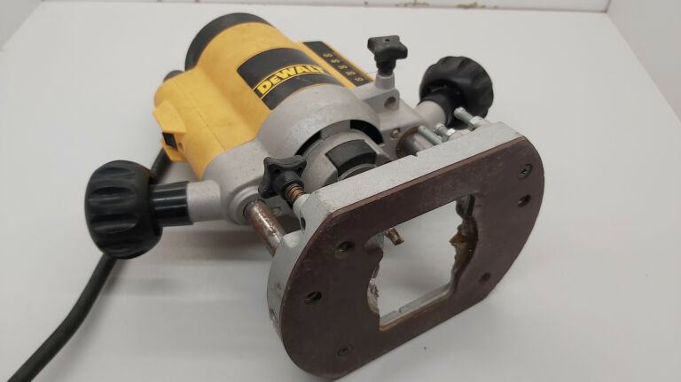 FREZARKA GÓRNOWRZECIONOWA DEWALT DW613