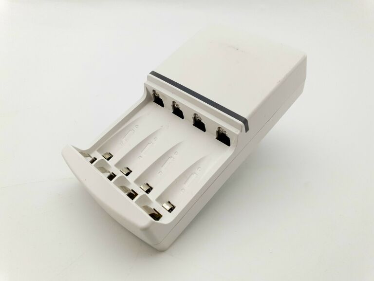 IKEA ŁADOWARKA KVARTS DO AKUMULATORKÓW AA/AAA