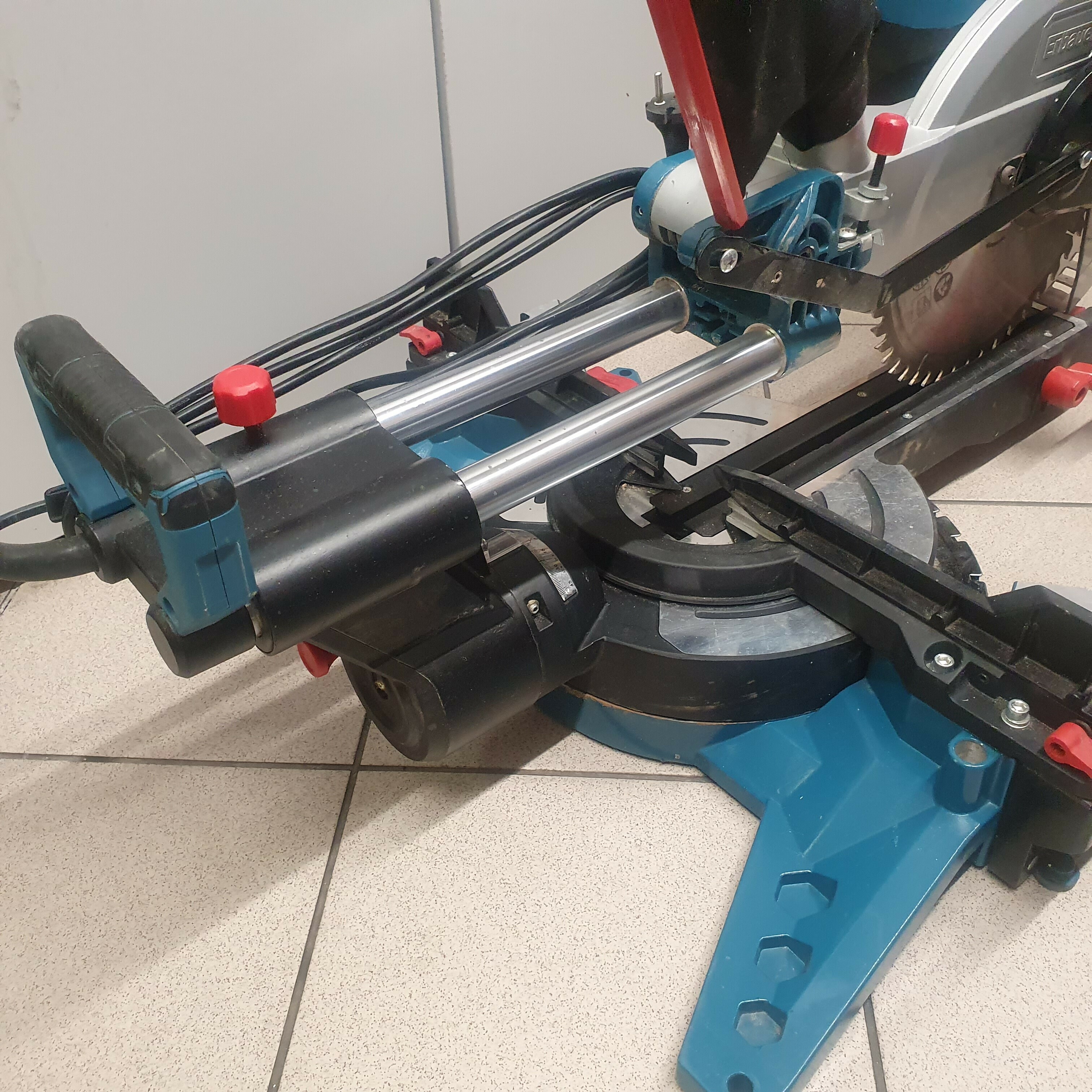 ukosnica-z-posuwem-erbauer-emis-305s-1800w-marka-erbauer