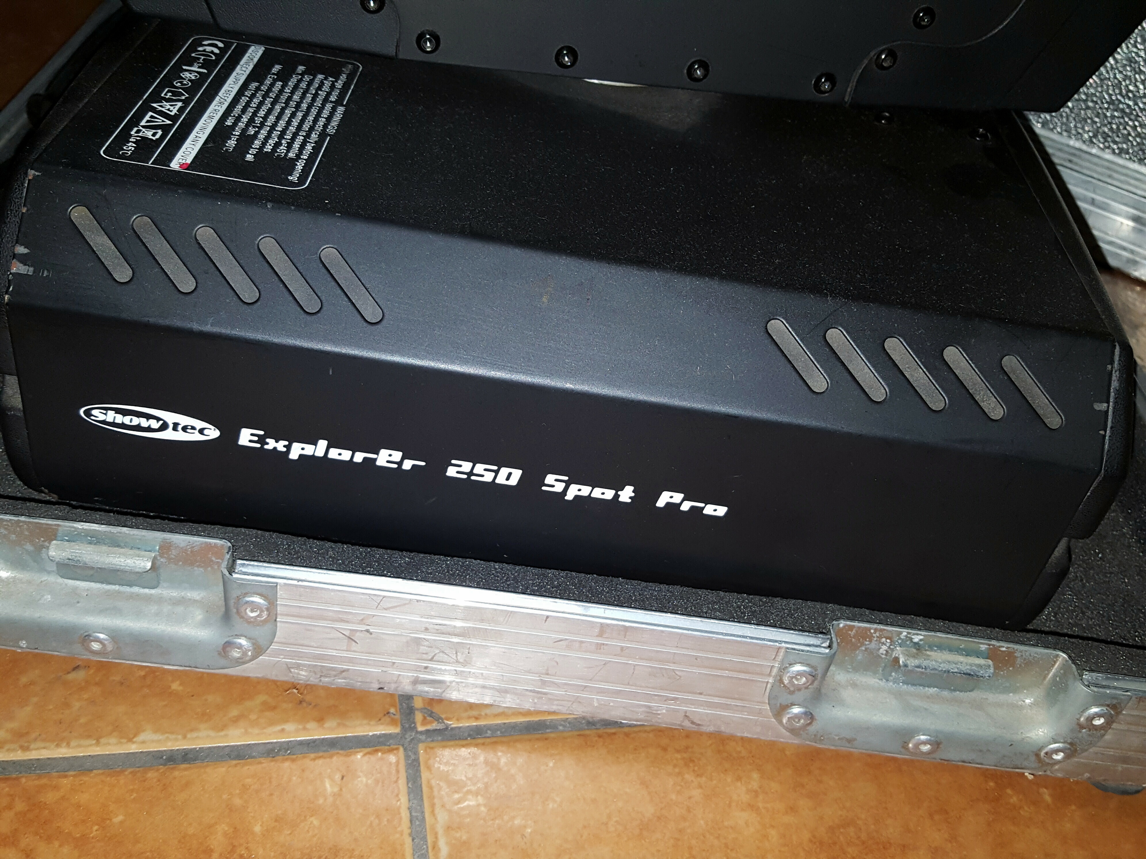 showtec-explorer-250-spot-pro-skrzynia-stan-11323-2