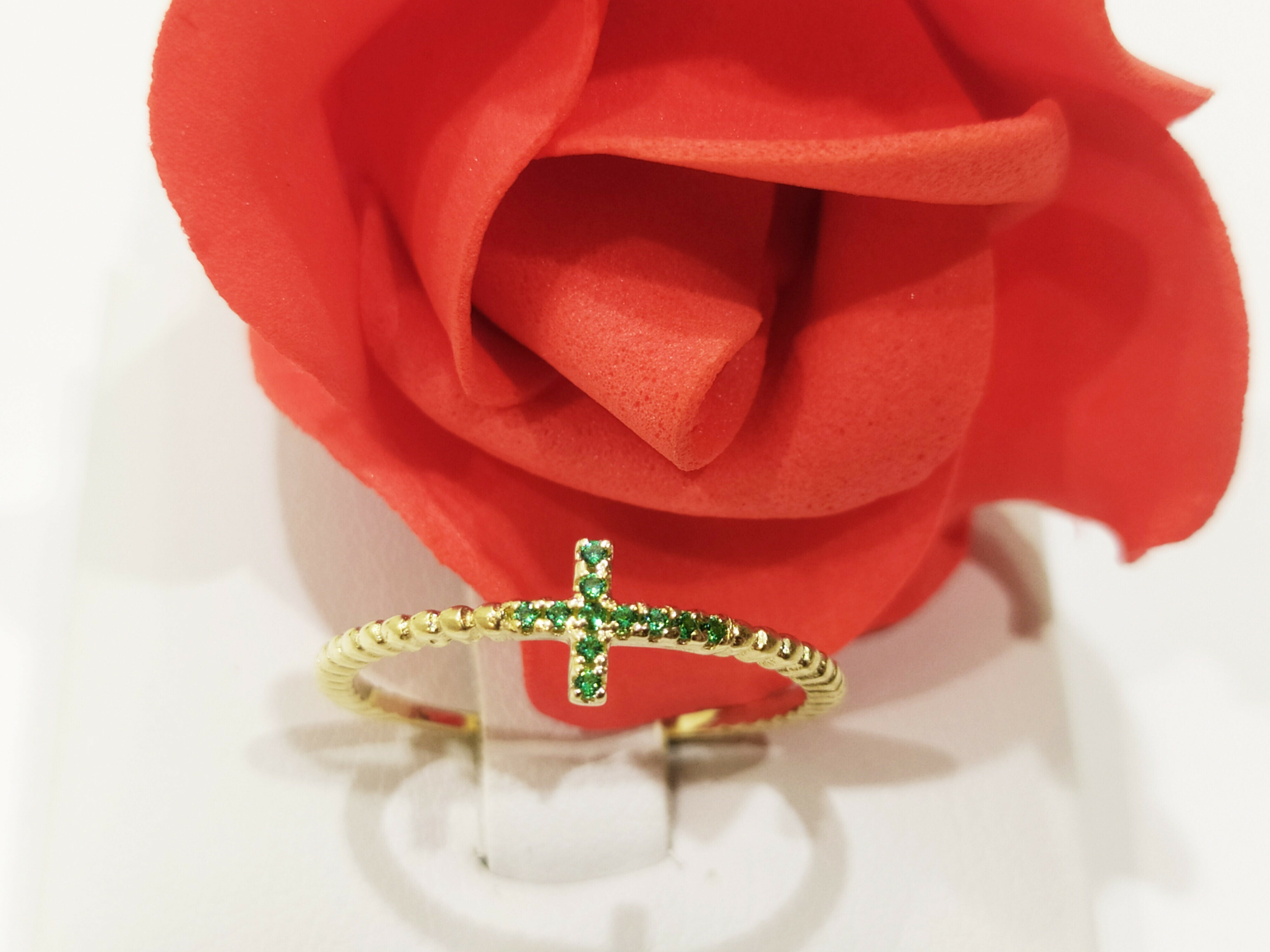 zloty-pierscionek-krzyzyk-z-zielonymi-oczkami-585-rynek-2-wlodawa