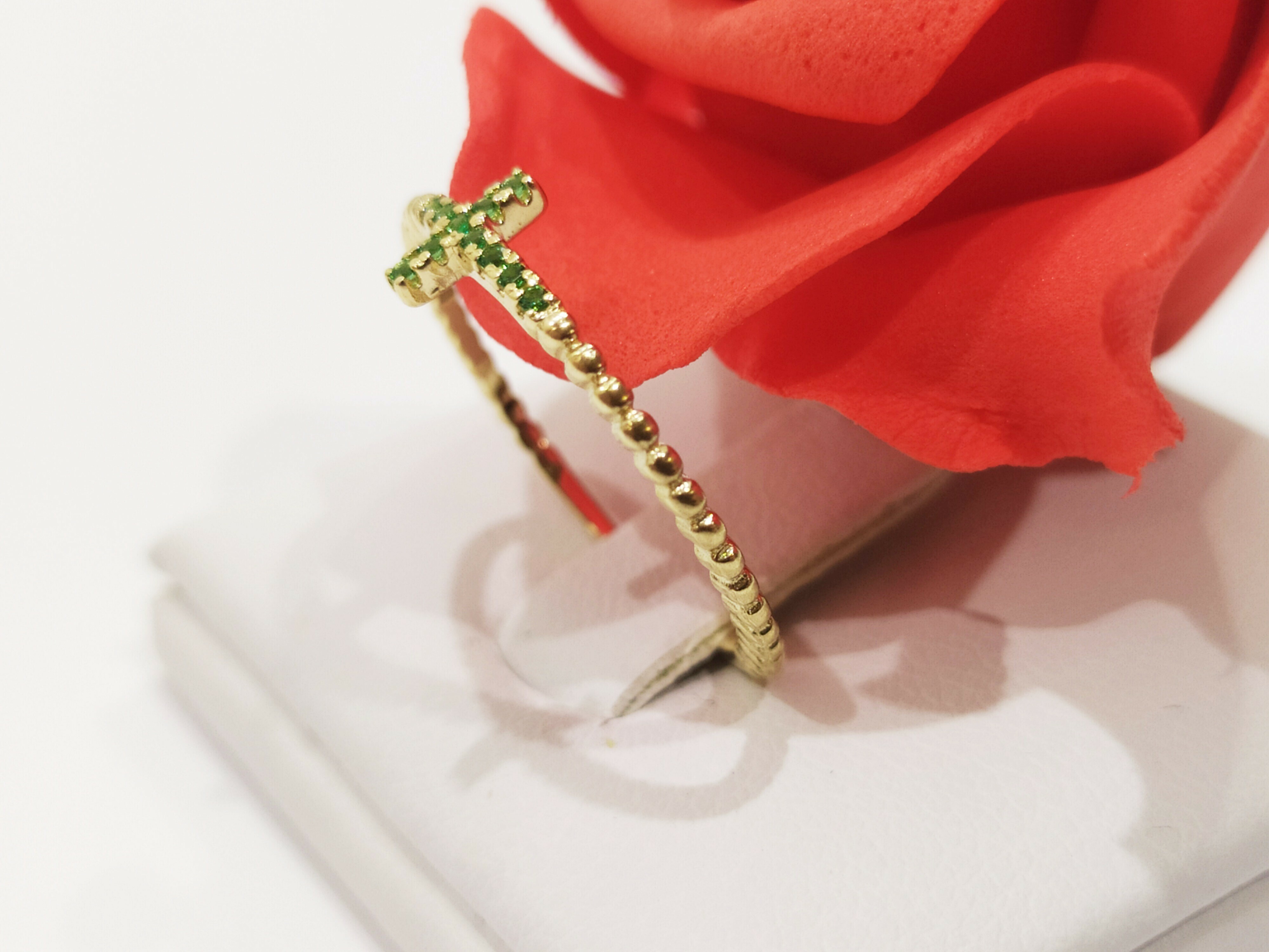 zloty-pierscionek-krzyzyk-z-zielonymi-oczkami-585-rodzaj-2205-2