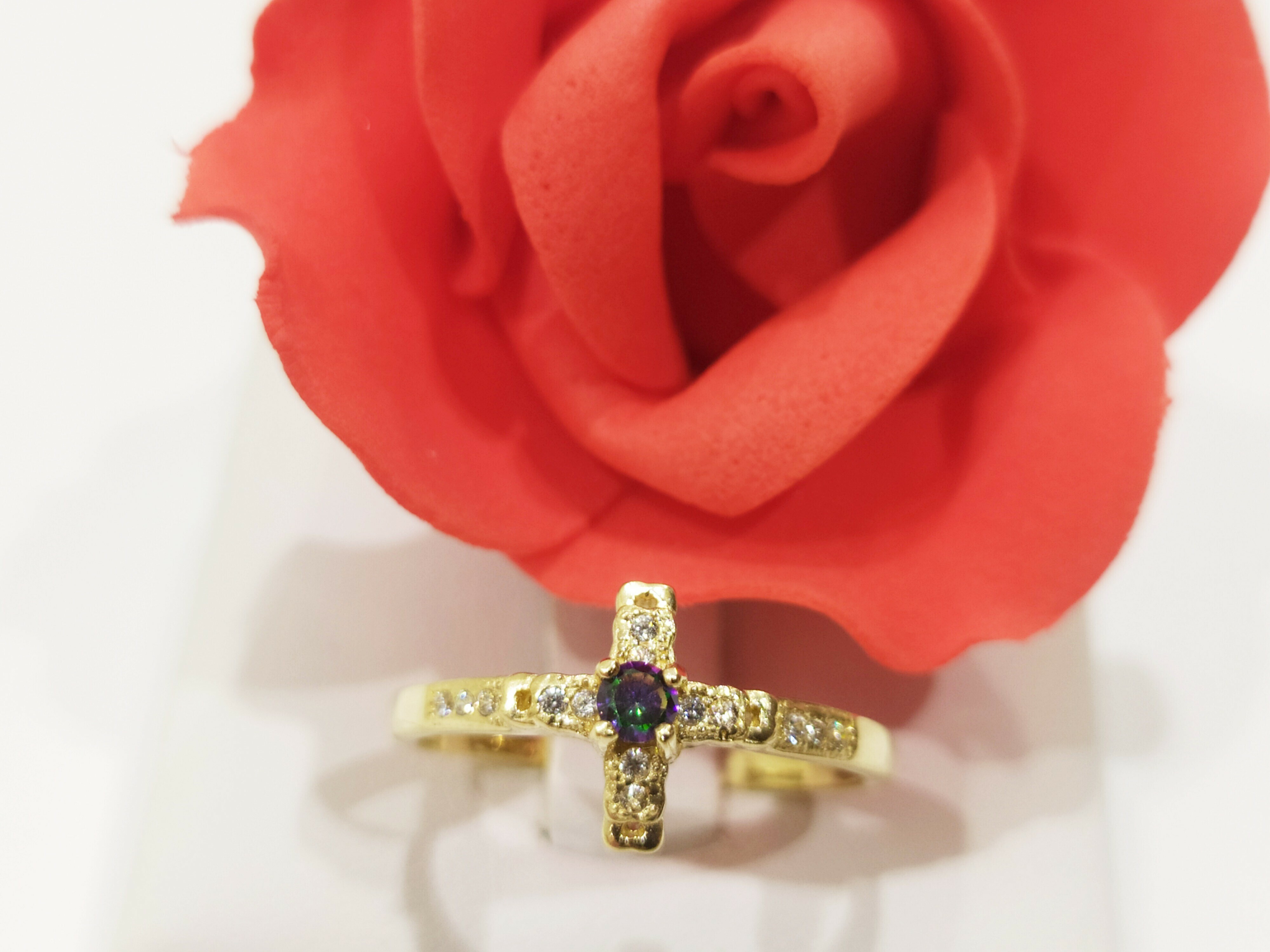 zloty-pierscionek-krzyz-z-kolorowym-oczkiem-585-material-15835-2