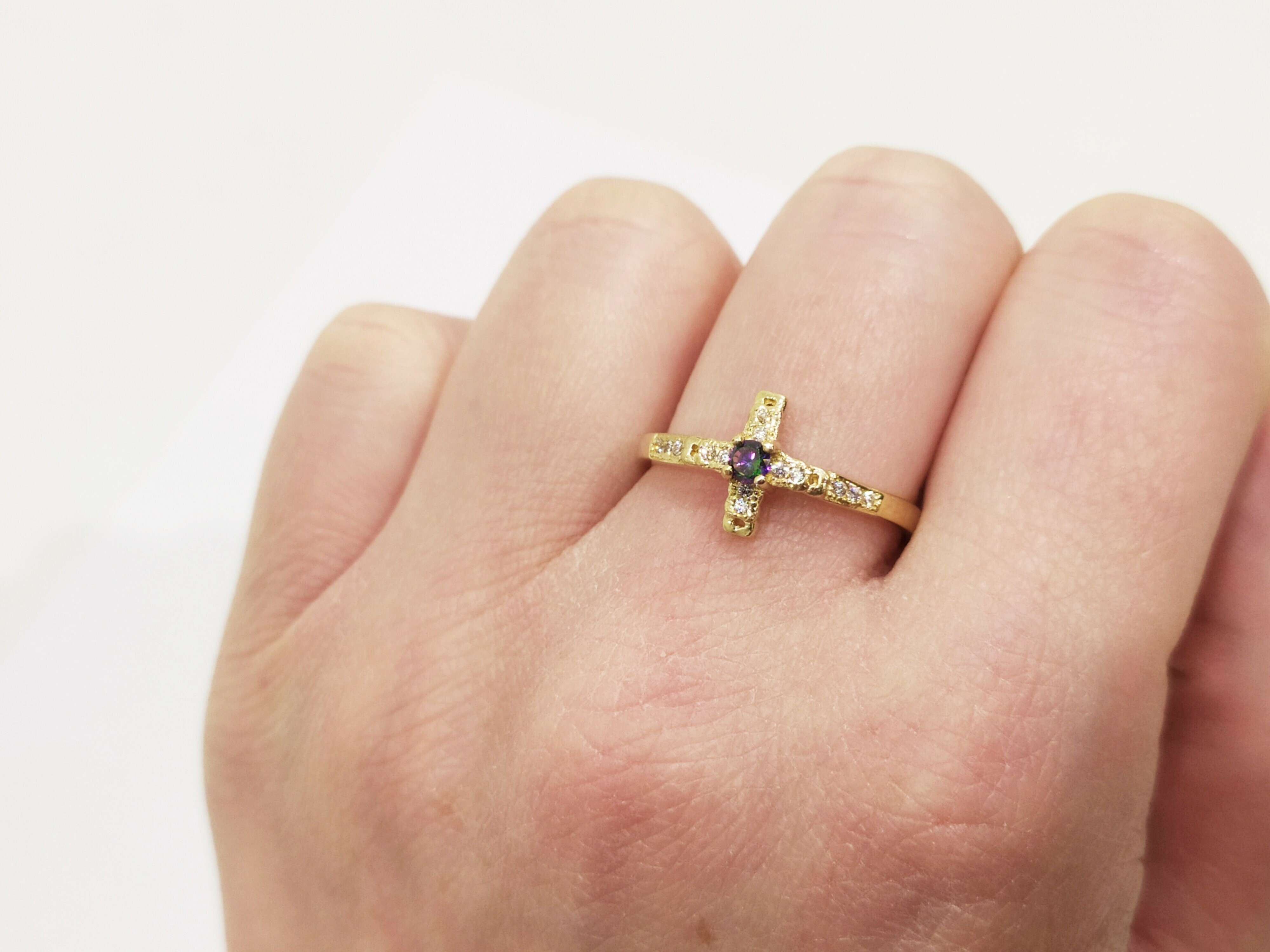 zloty-pierscionek-krzyz-z-kolorowym-oczkiem-585-ean-gtin-5905868206234