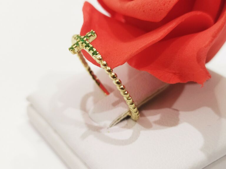 zloty-pierscionek-krzyzyk-z-zielonymi-oczkami-585-rodzaj-2205-2