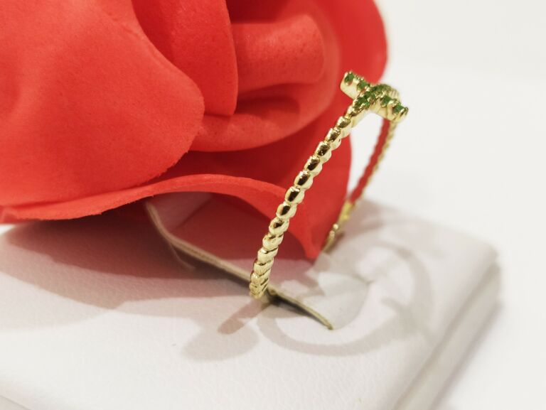 zloty-pierscionek-krzyzyk-z-zielonymi-oczkami-585-material-15835-2