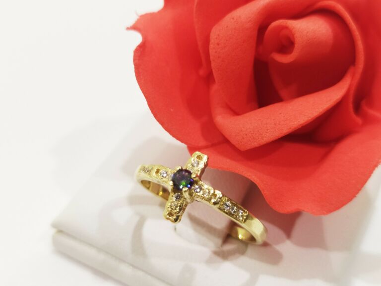 zloty-pierscionek-krzyz-z-kolorowym-oczkiem-585-rodzaj-2205-16