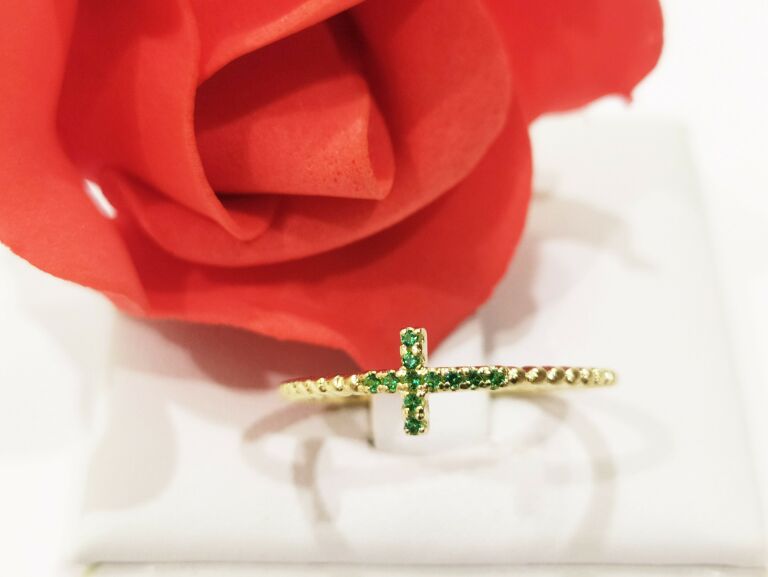 zloty-pierscionek-krzyzyk-z-zielonymi-oczkami-585-stan-11323-2