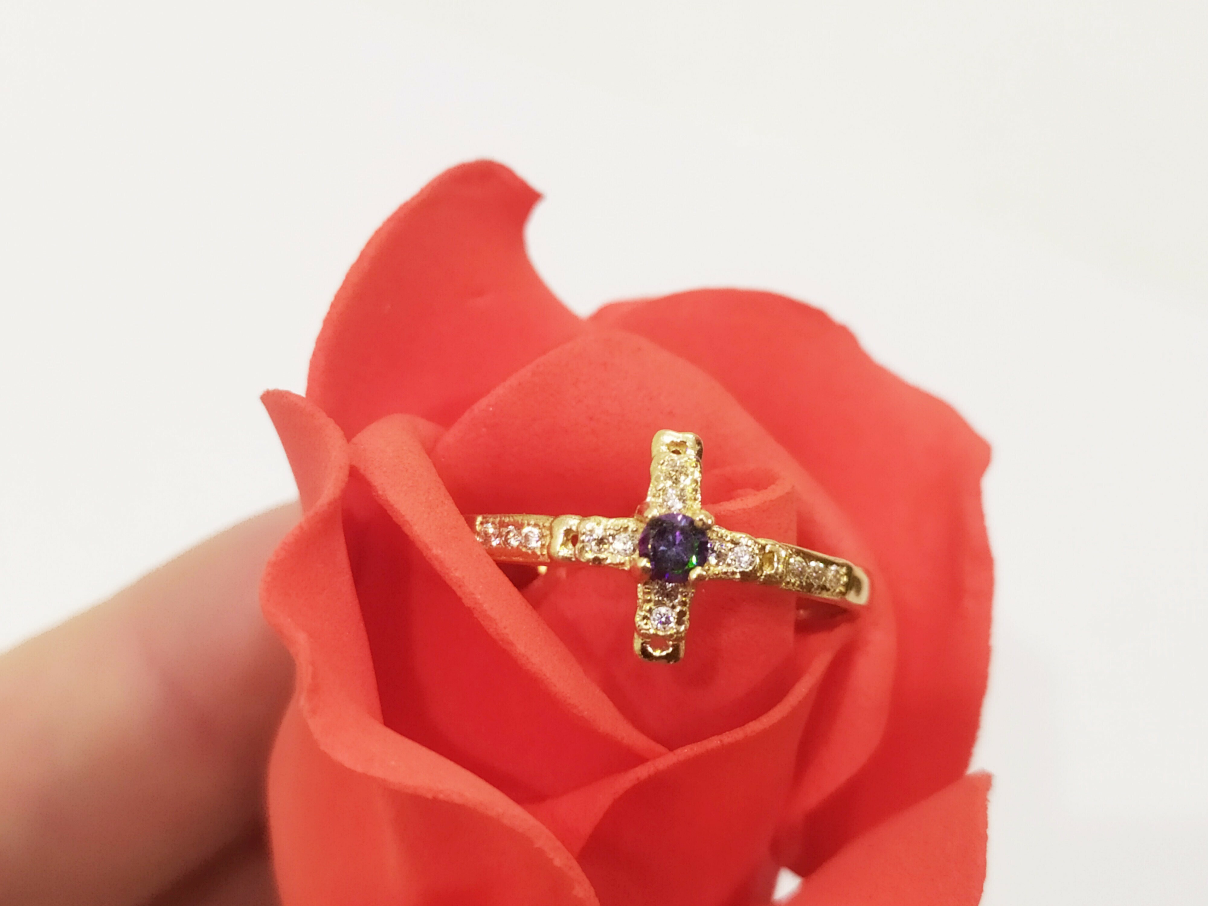 zloty-pierscionek-krzyz-z-kolorowym-oczkiem-585-rynek-2-wlodawa