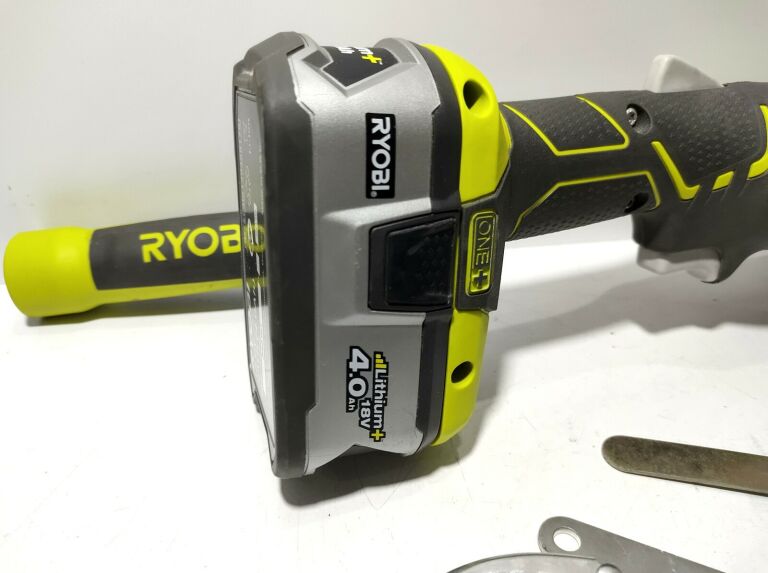 SZLIFIERKA KĄTOWA RYOBI ONE+ R18AG-0