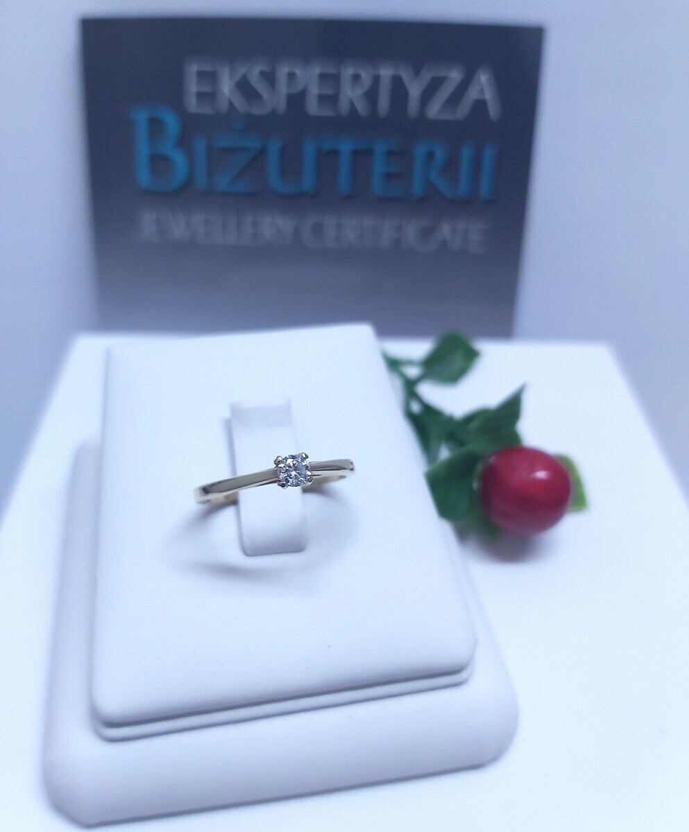 okazja-piekny-zloty-pierscionek-z-diamentem-apart-material-zloto