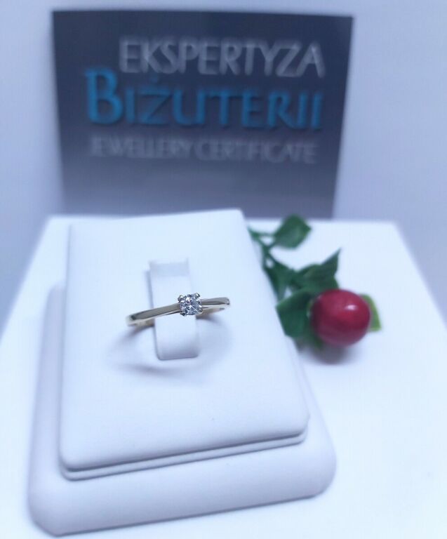 okazja-piekny-zloty-pierscionek-z-diamentem-apart-material-zloto