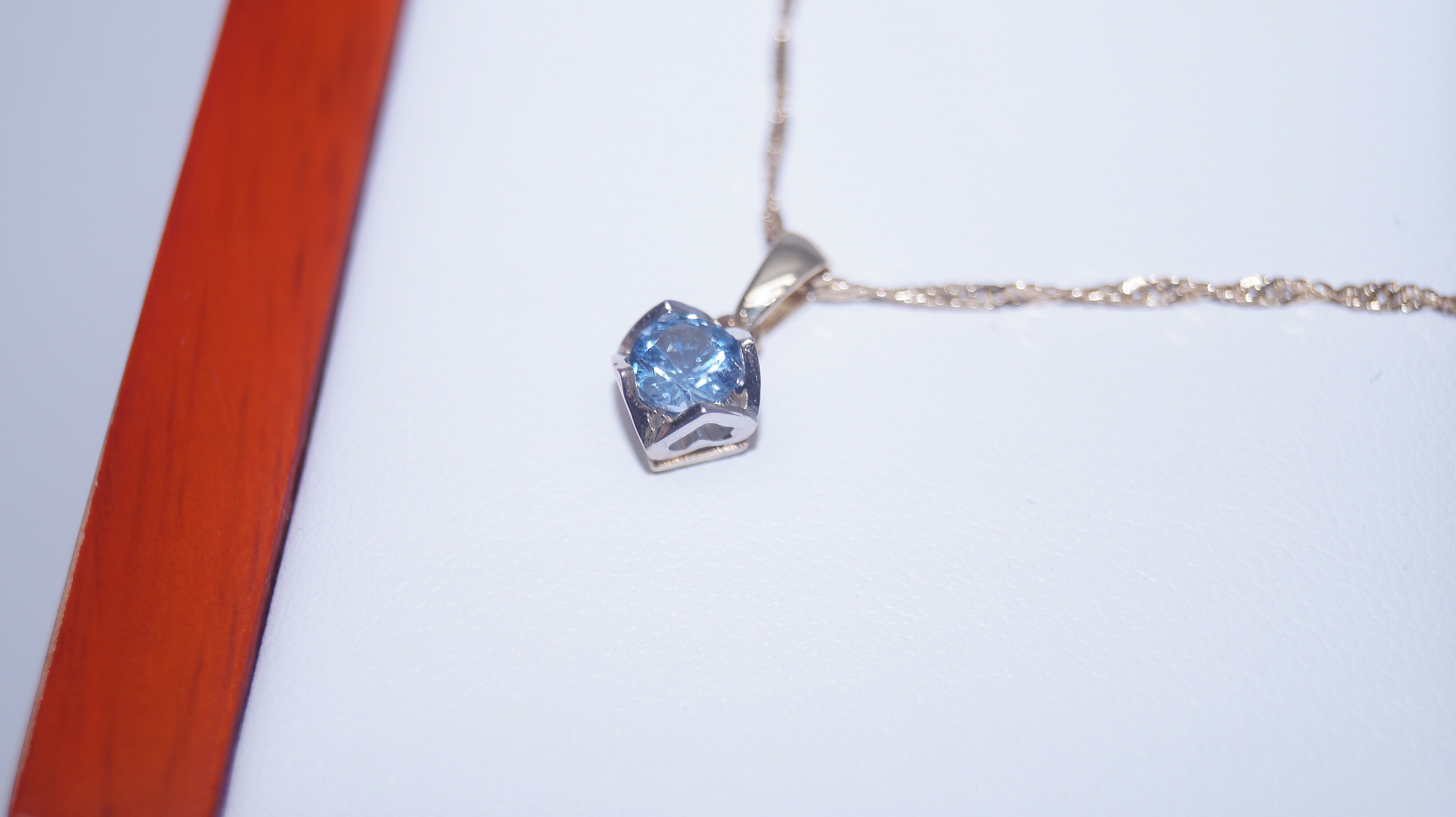 8-karatowa-zlota-zawieszka-z-cyrkonia-material-zloto