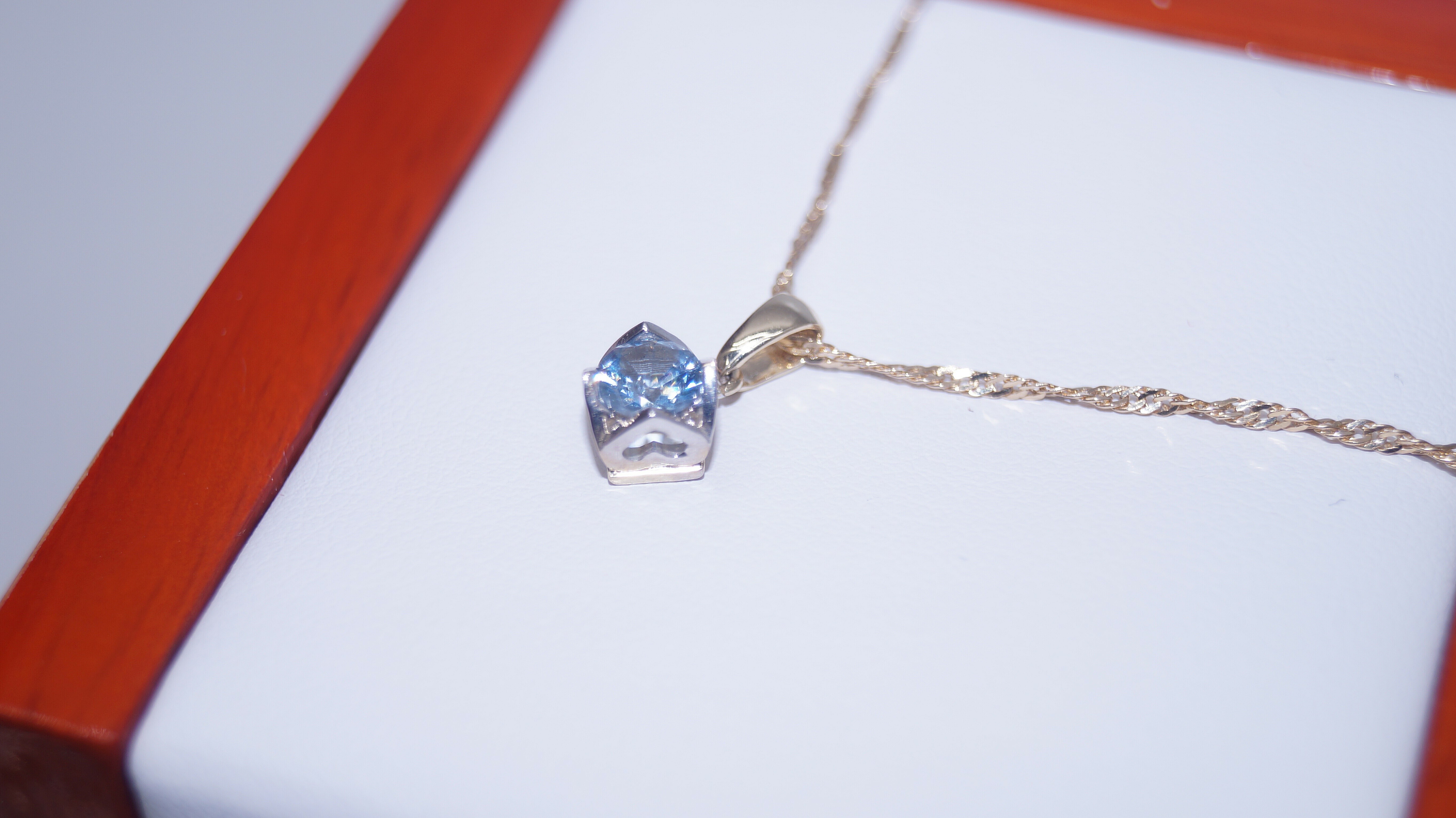 8-karatowa-zlota-zawieszka-z-cyrkonia-wojanowska-13-wroclaw