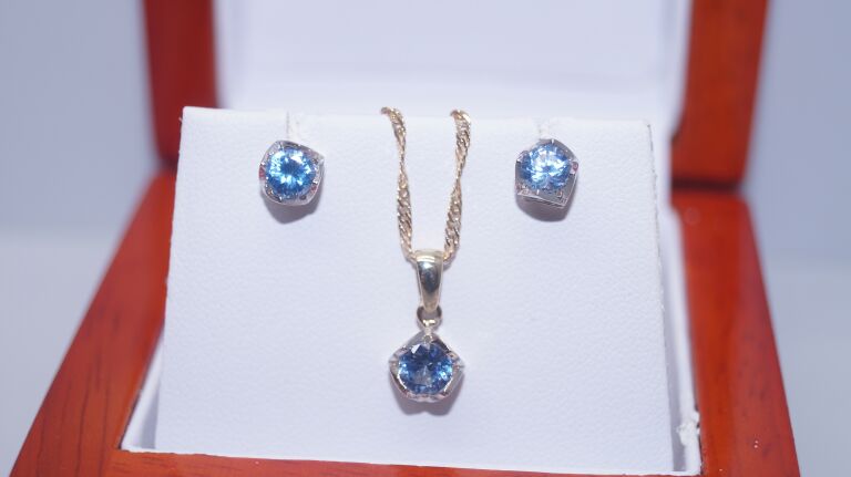 8-karatowa-zlota-zawieszka-z-cyrkonia-stan-nowy