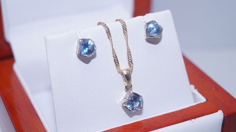 8-karatowa-zlota-zawieszka-z-cyrkonia-kamien-cyrkonia