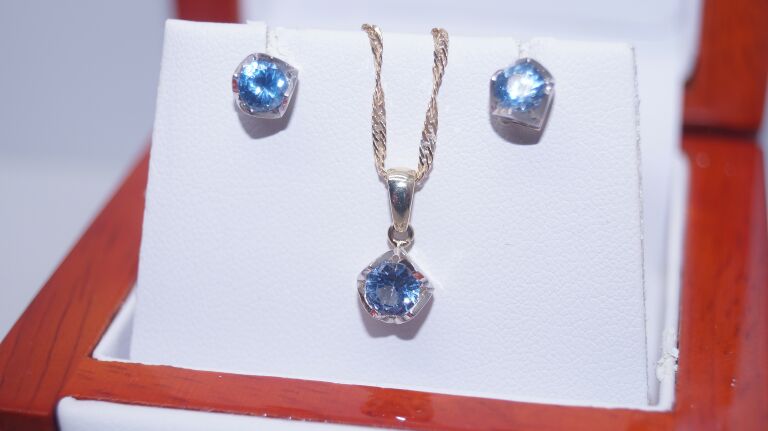 8-karatowa-zlota-zawieszka-z-cyrkonia-marka-briju