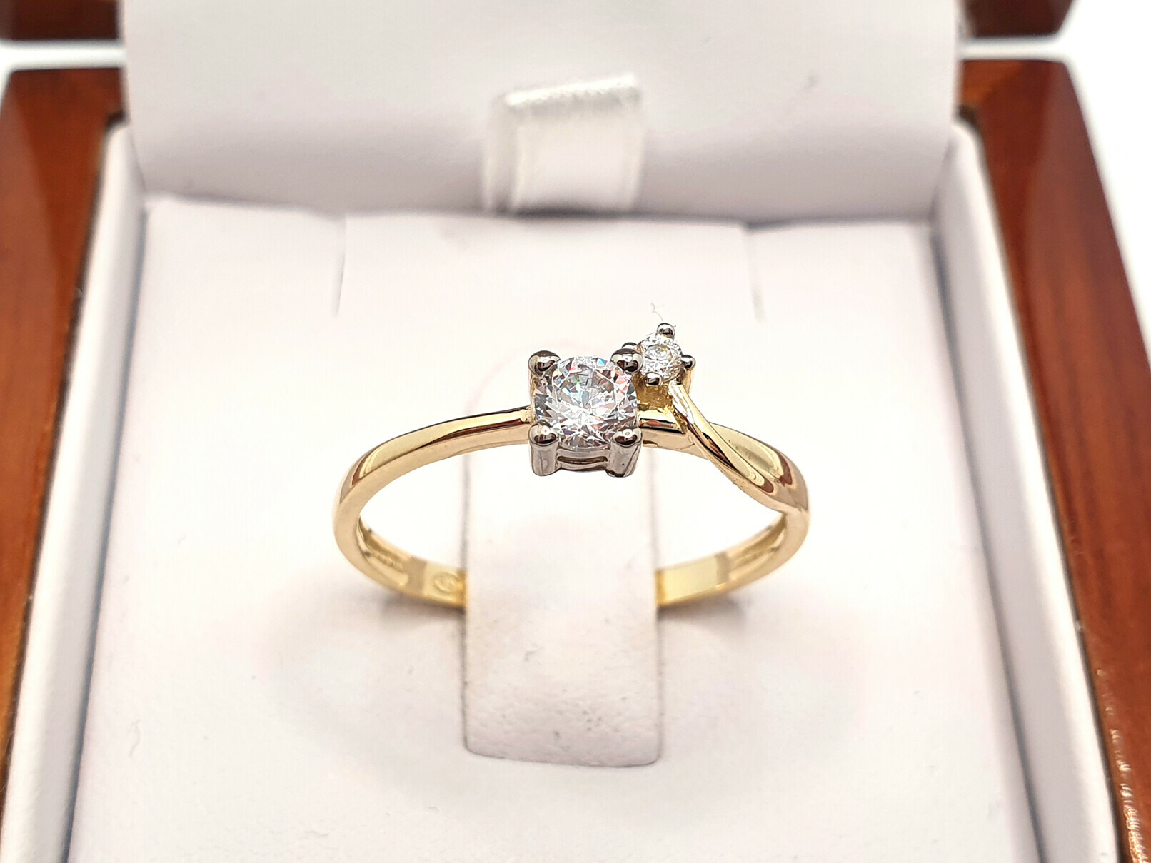 zloty-pierscionek-z-cyrkoniami-585-r19-195g-material-15835-2