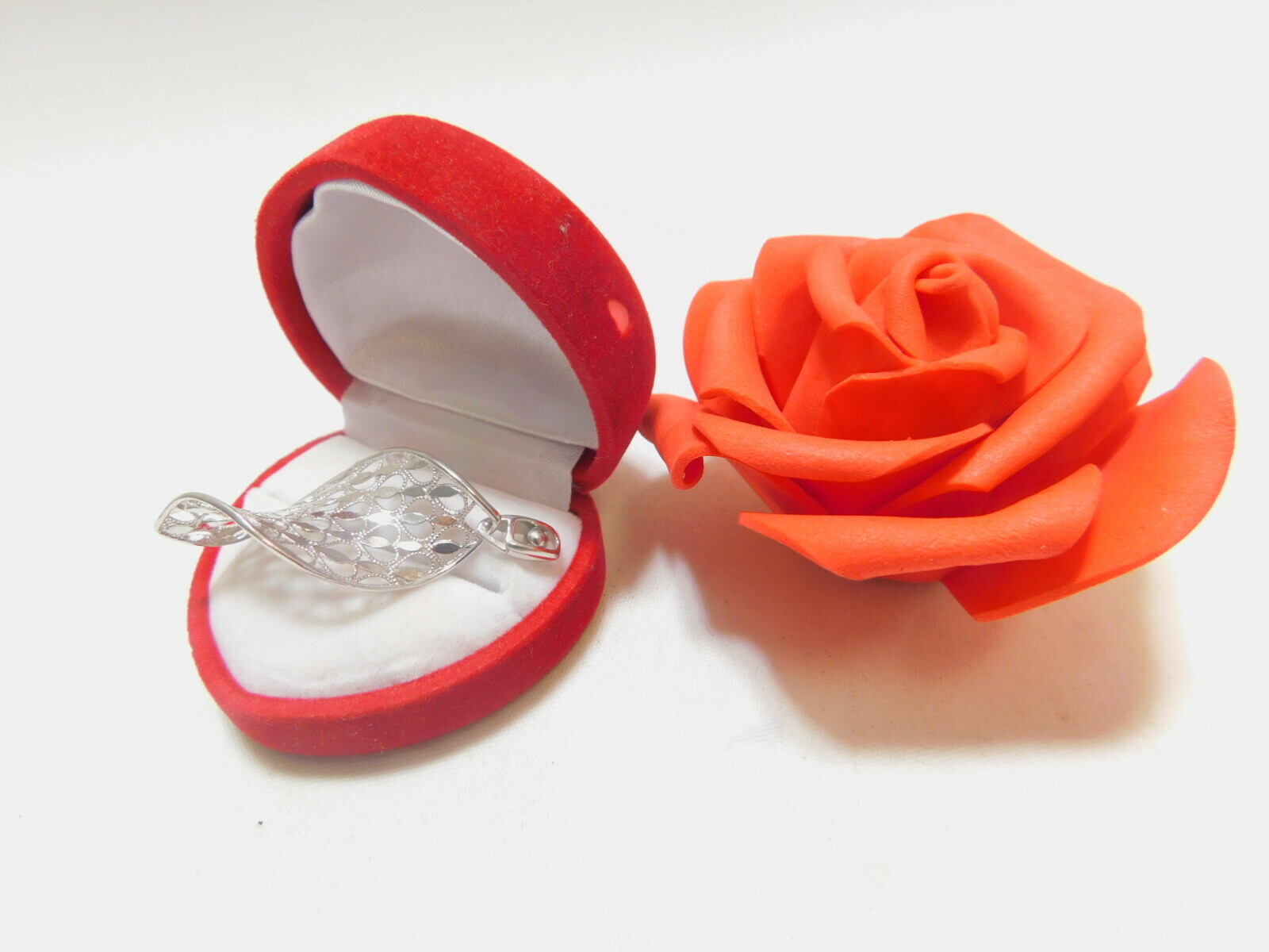 srebrna-zakrecona-zawieszka-z-sercami-218-g-925-kamien-bez-kamienia