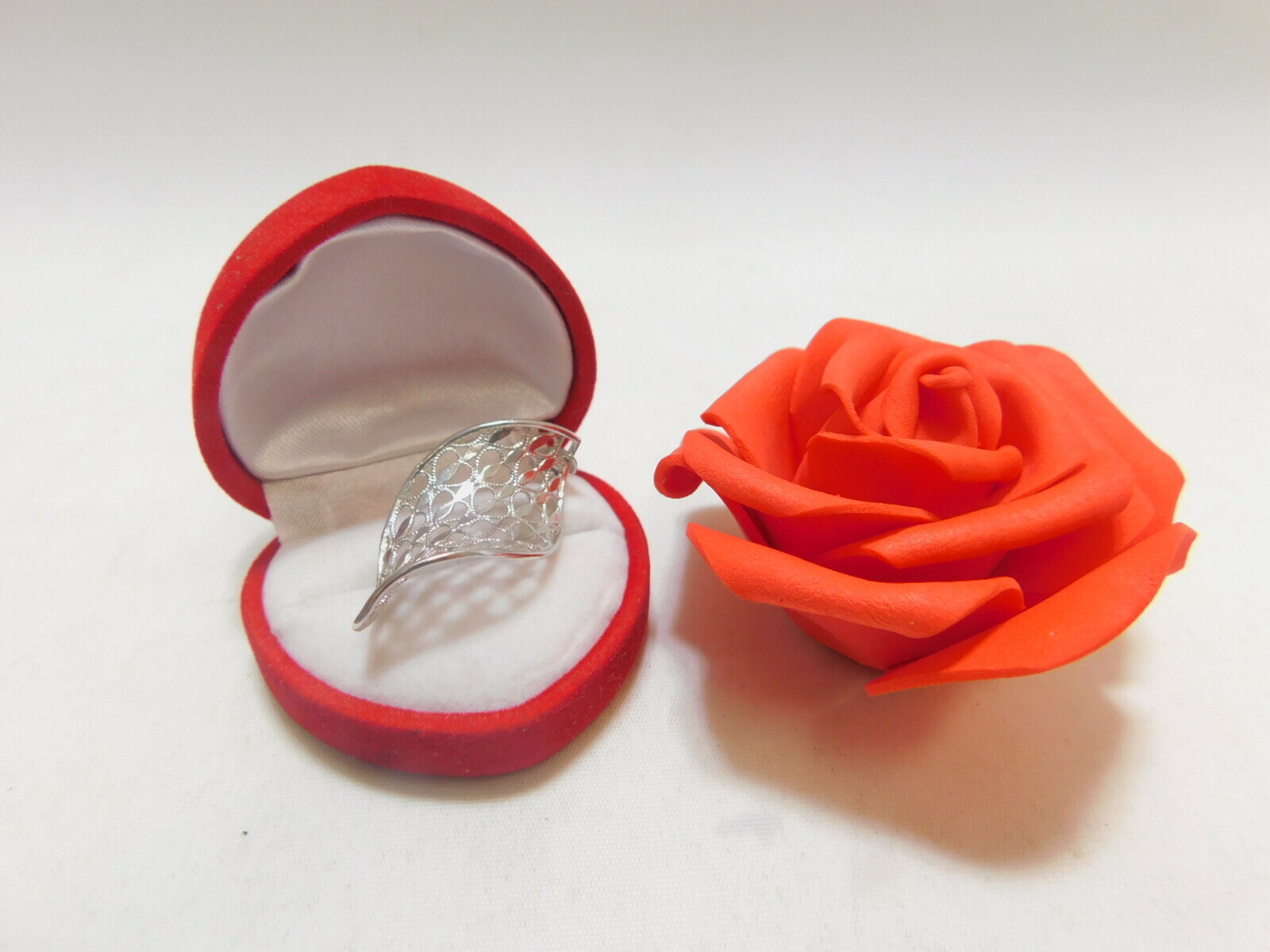 srebrna-zakrecona-zawieszka-z-sercami-218-g-925-kolor-dominujacy-srebrny