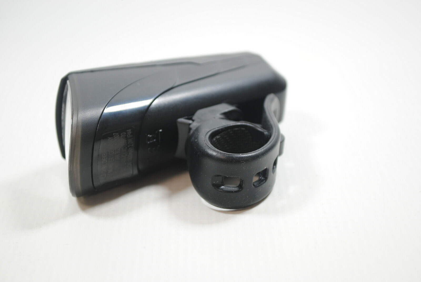 crivit-lampka-rowerowa-przod-zasilanie-akumulator