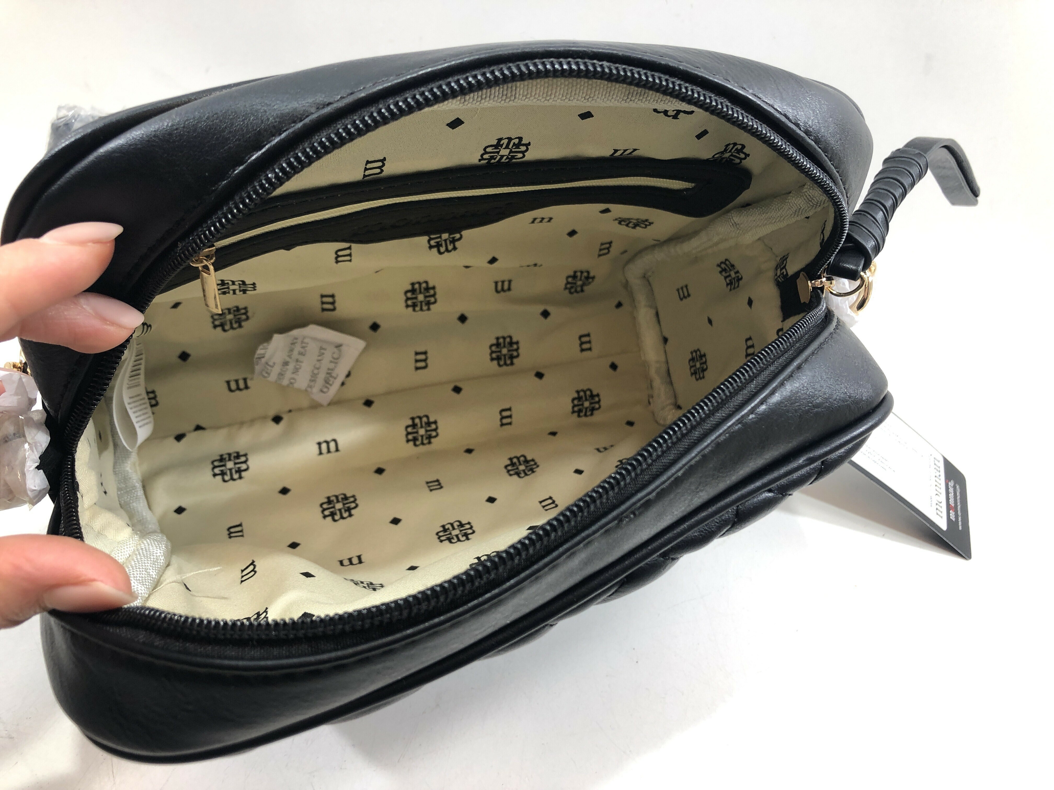 torebka-monnari-czarna-bag5140-020-listonoszka-wielkosc-mala-nie-mieszczaca-a4