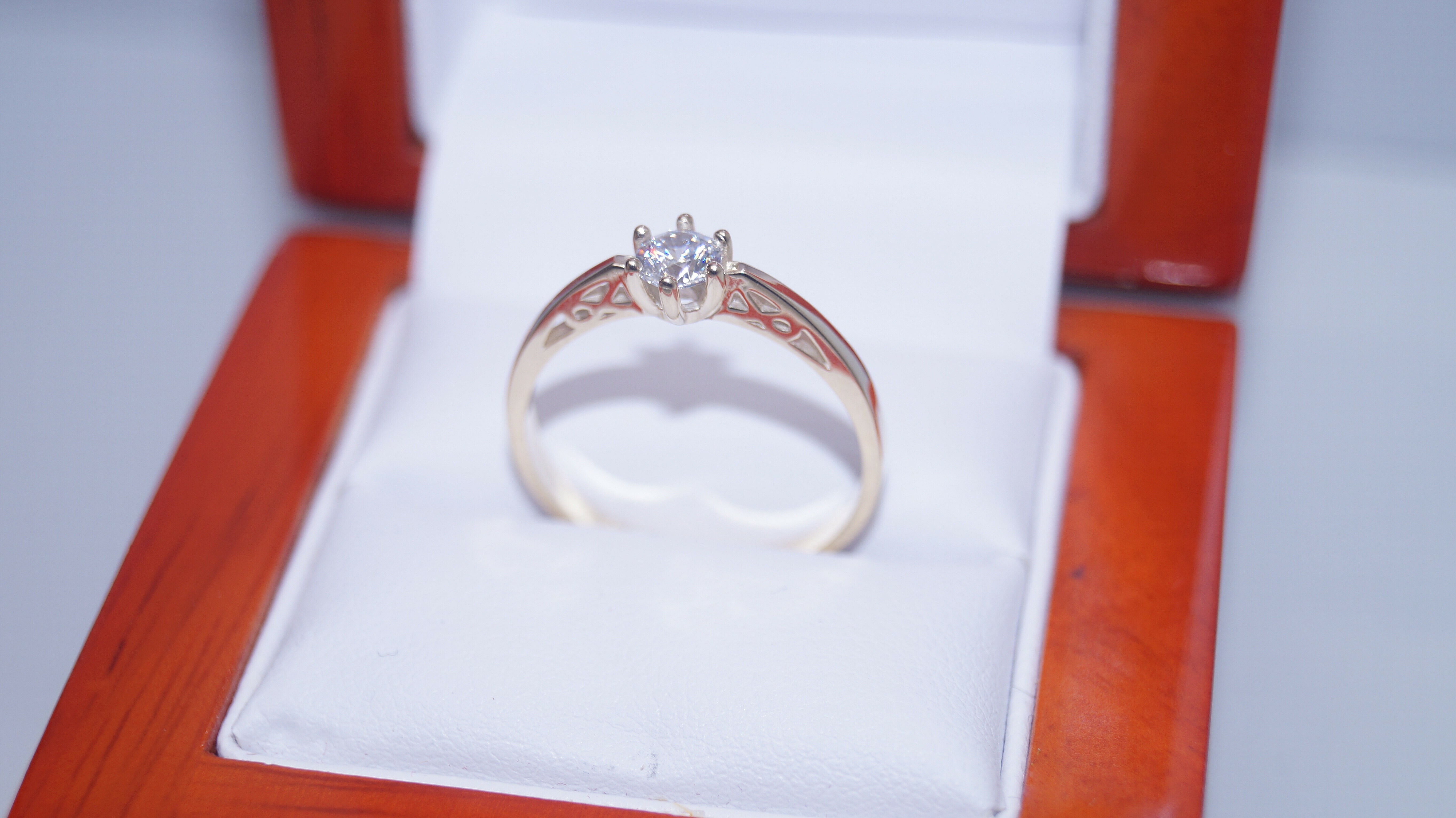 uroczy-8-karatowy-zloty-pierscionek-z-cyrkonia-rodzaj-wyrob-jubilerski