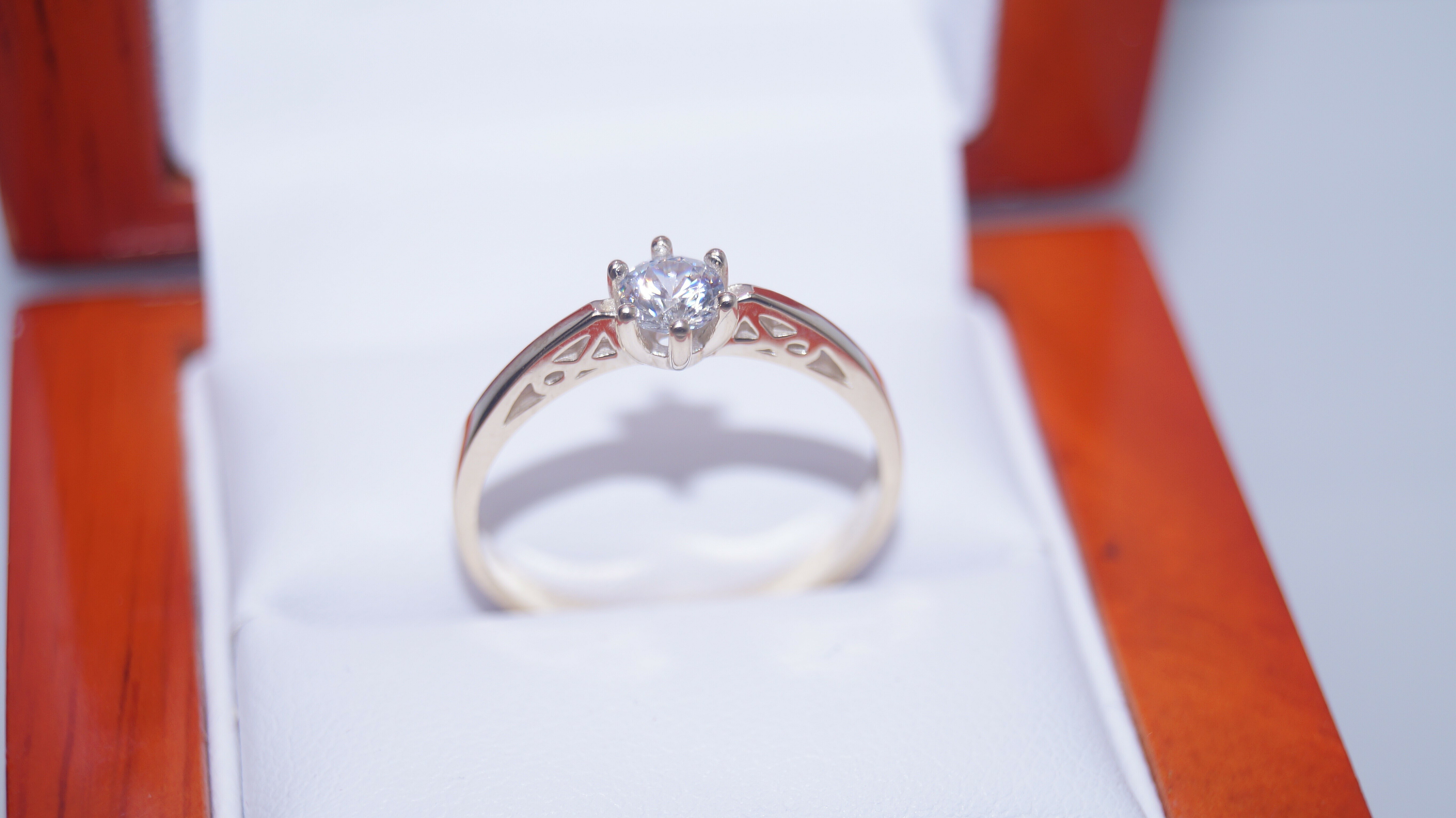 uroczy-8-karatowy-zloty-pierscionek-z-cyrkonia-wojanowska-13-wroclaw