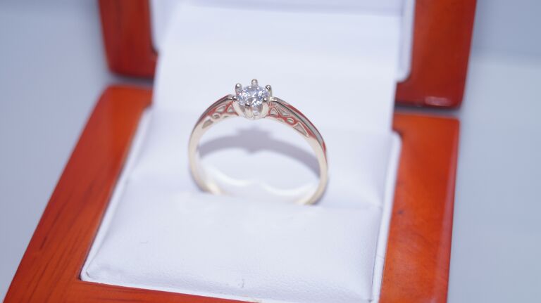 uroczy-8-karatowy-zloty-pierscionek-z-cyrkonia-rodzaj-wyrob-jubilerski