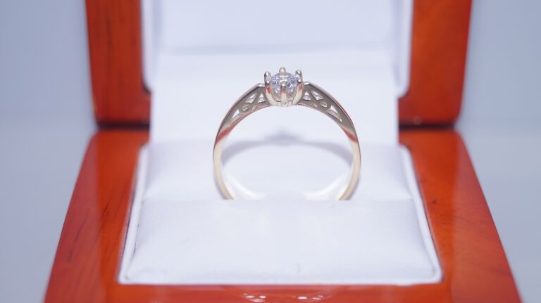 uroczy-8-karatowy-zloty-pierscionek-z-cyrkonia-marka-briju