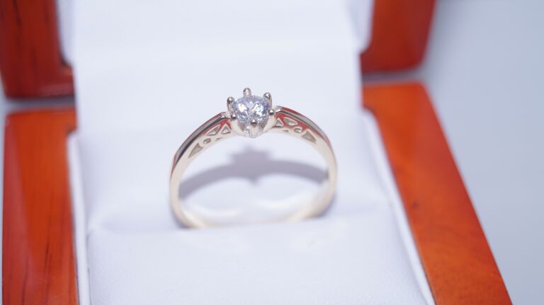 uroczy-8-karatowy-zloty-pierscionek-z-cyrkonia-wojanowska-13-wroclaw