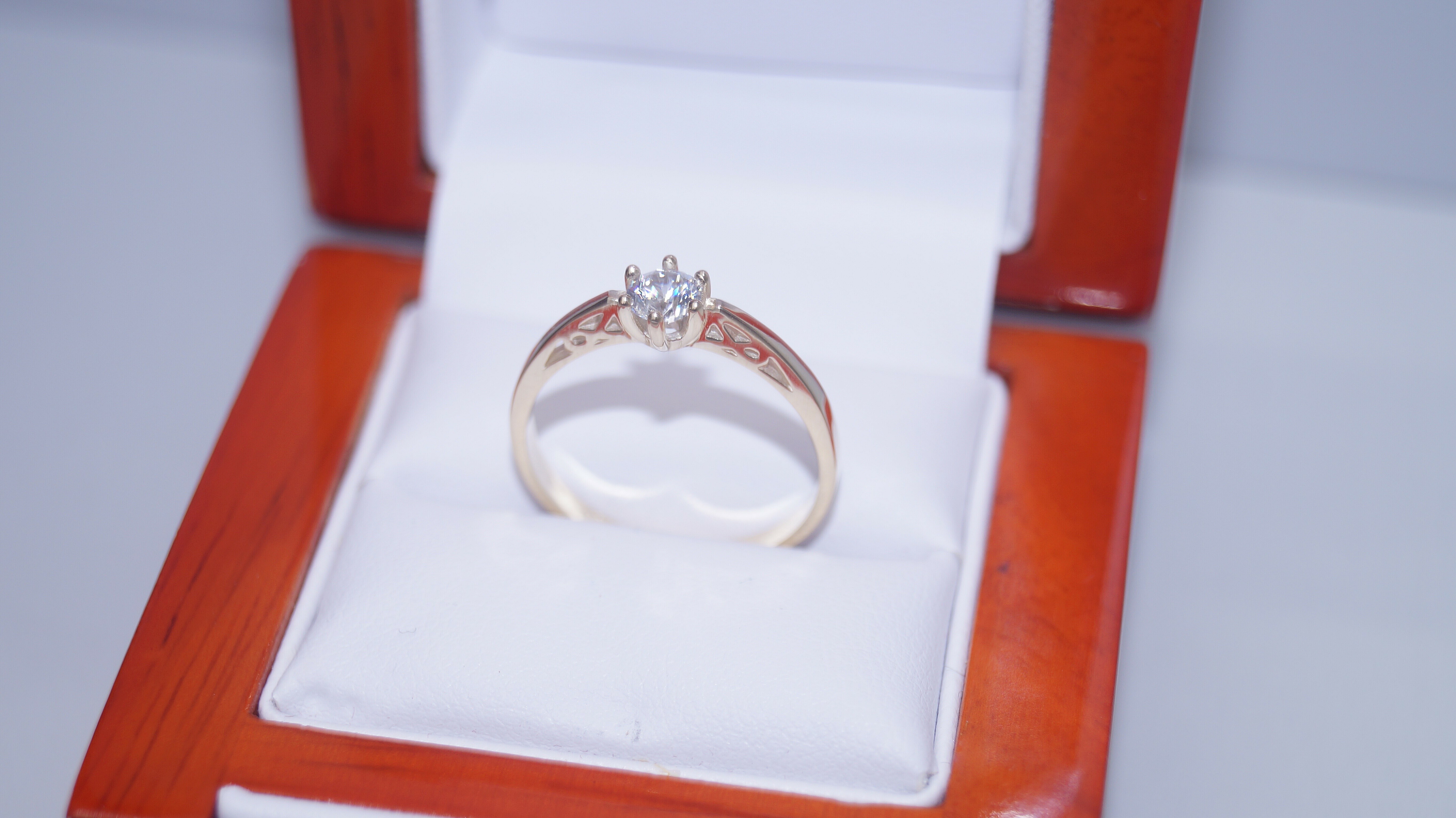 uroczy-8-karatowy-zloty-pierscionek-z-cyrkonia-stan-nowy