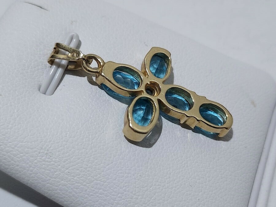 piekny-krzyzyk-z-blekitnymi-kamieniami-pr585-nazwa-koloru-producenta-zolte-zloto