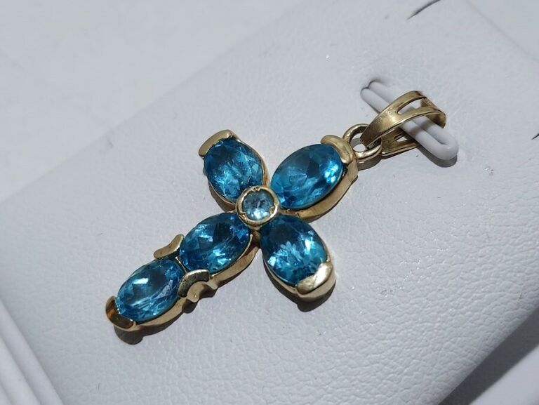 piekny-krzyzyk-z-blekitnymi-kamieniami-pr585-motyw-129129-1781749