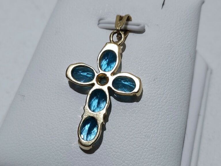piekny-krzyzyk-z-blekitnymi-kamieniami-pr585-kolor-249512-1647429