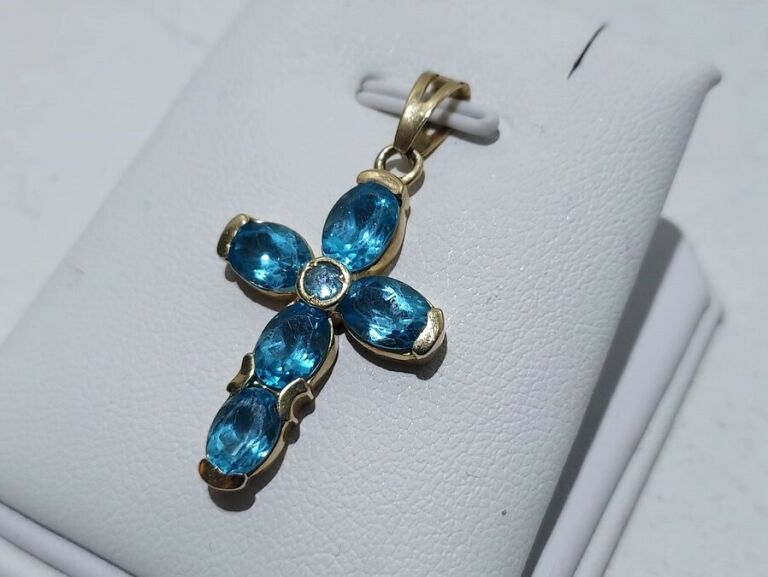 piekny-krzyzyk-z-blekitnymi-kamieniami-pr585-stan-11323-238058