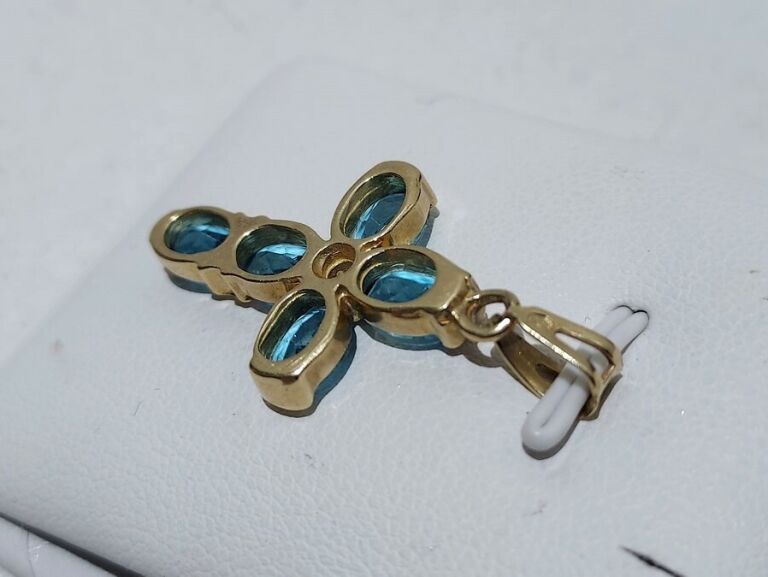 piekny-krzyzyk-z-blekitnymi-kamieniami-pr585-plec-15851-1