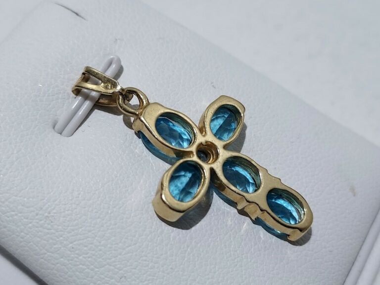 piekny-krzyzyk-z-blekitnymi-kamieniami-pr585-waga-140