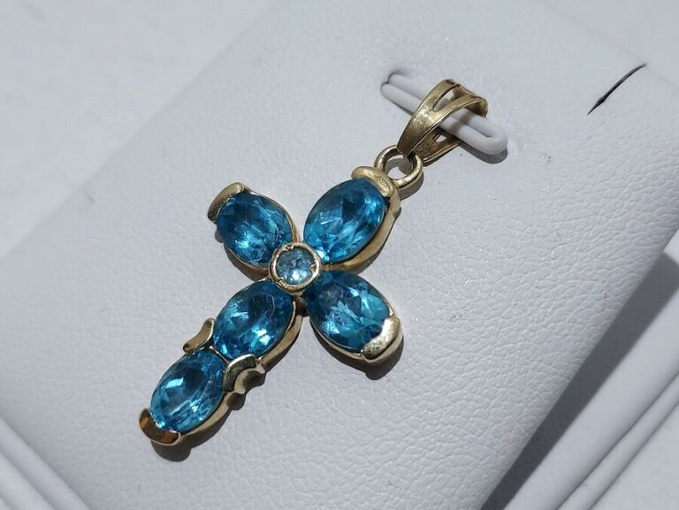 piekny-krzyzyk-z-blekitnymi-kamieniami-pr585-material-15835-2