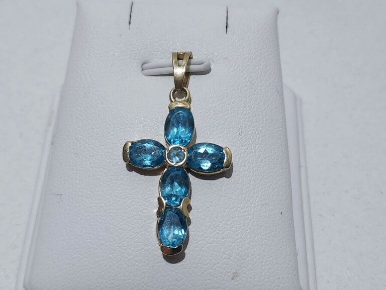 piekny-krzyzyk-z-blekitnymi-kamieniami-pr585-ean-gtin-5905868205466