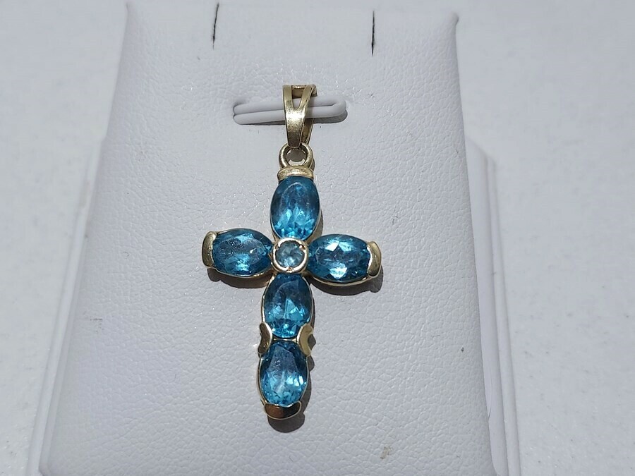 piekny-krzyzyk-z-blekitnymi-kamieniami-pr585-ean-gtin-5905868205466