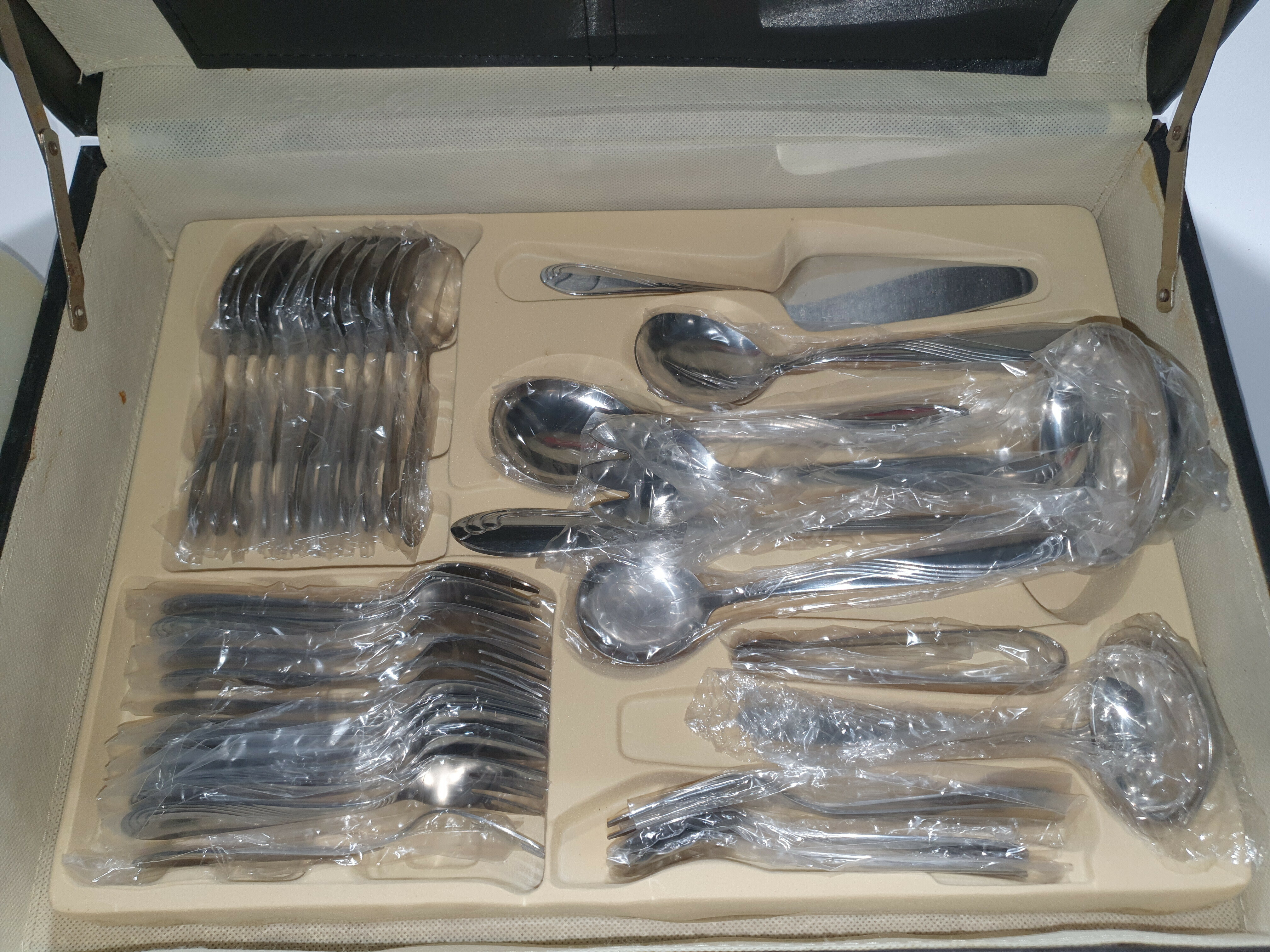 zestaw-sztuccow-walizka-frico-stan-uzywany