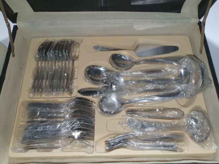 zestaw-sztuccow-walizka-frico-stan-uzywany