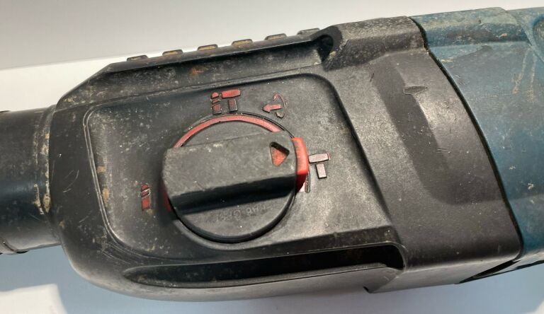 mlotowiertarka-erman-z1a2602-2500w-energia-udaru-3