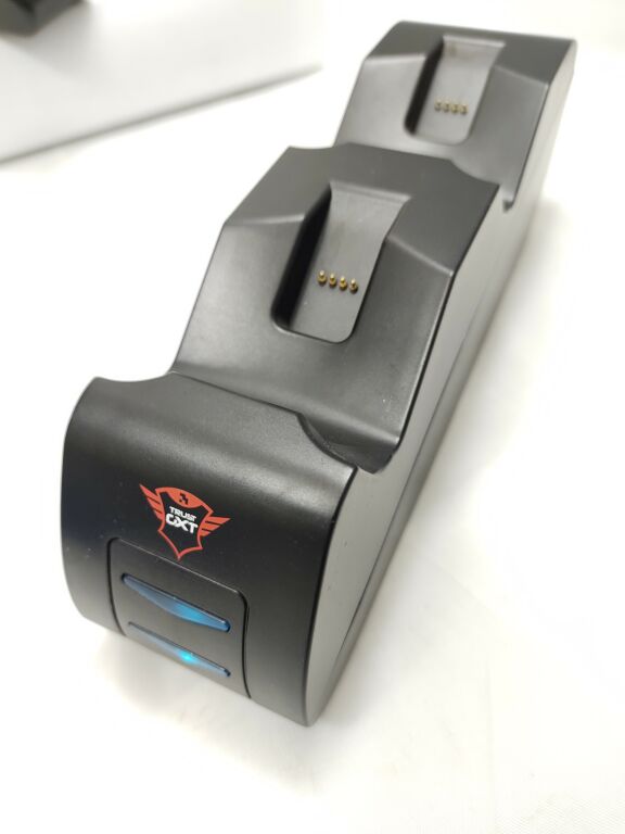 konsola-ps4-pro-1tb-2-pady-ladowarka-zasilacz-kolor-czarny