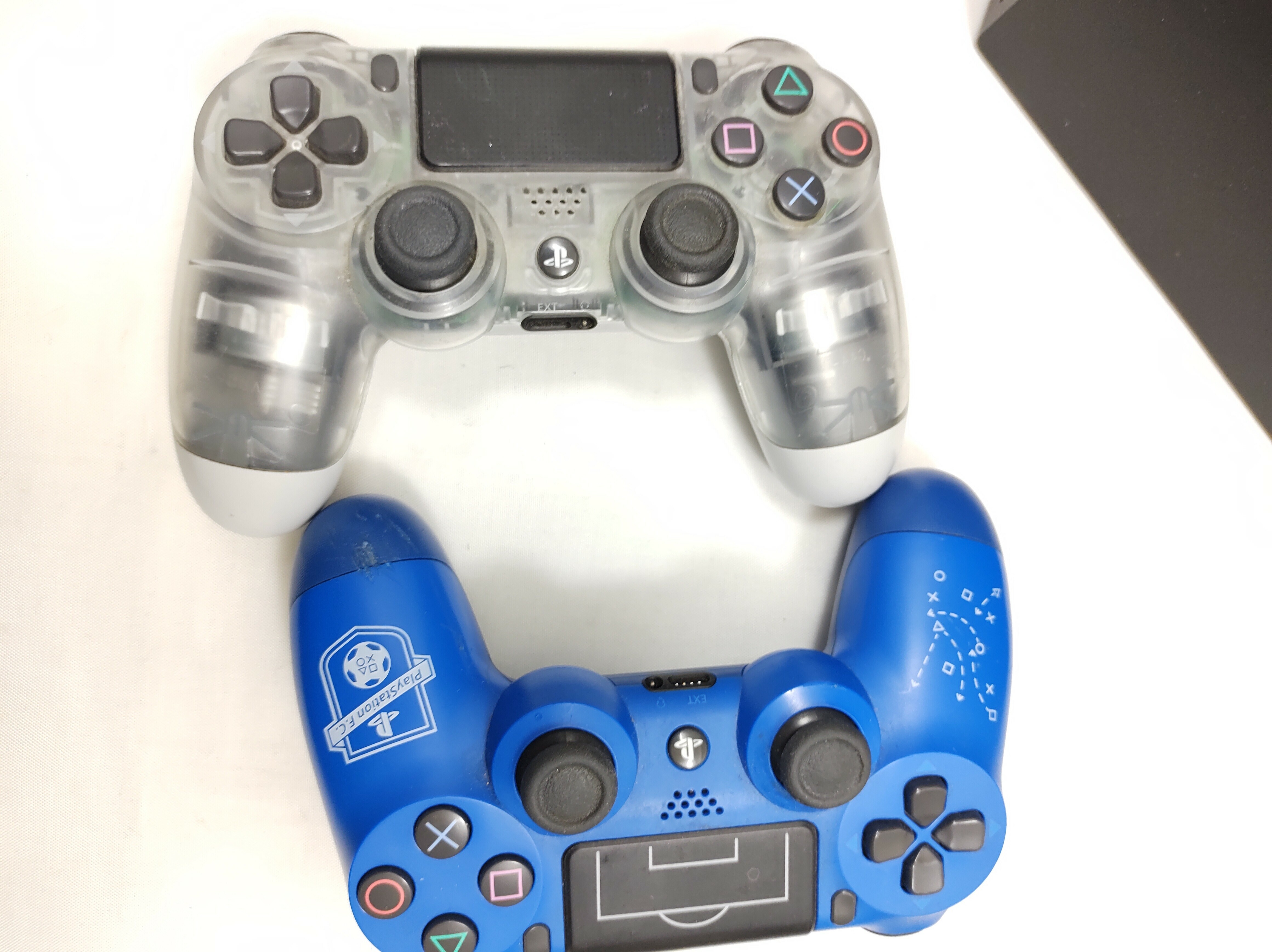 konsola-ps4-pro-1tb-2-pady-ladowarka-zasilacz-stan-uzywany