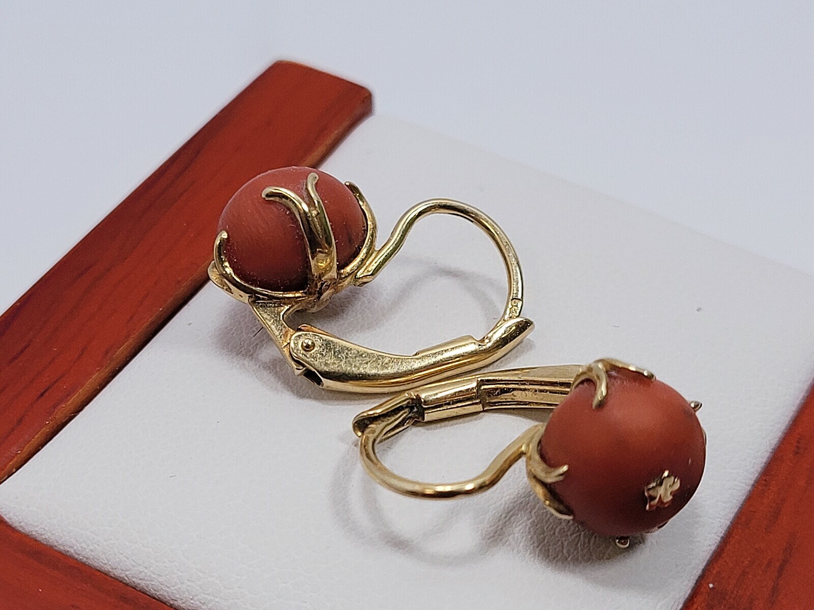 zlote-kolczyki-z-koralem-585-615g-rodzaj-wyrob-jubilerski