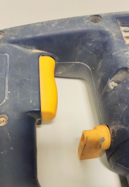 mlot-udarowy-obrotowy-macallister-mrh900-typ-uchwytu-sds-plus